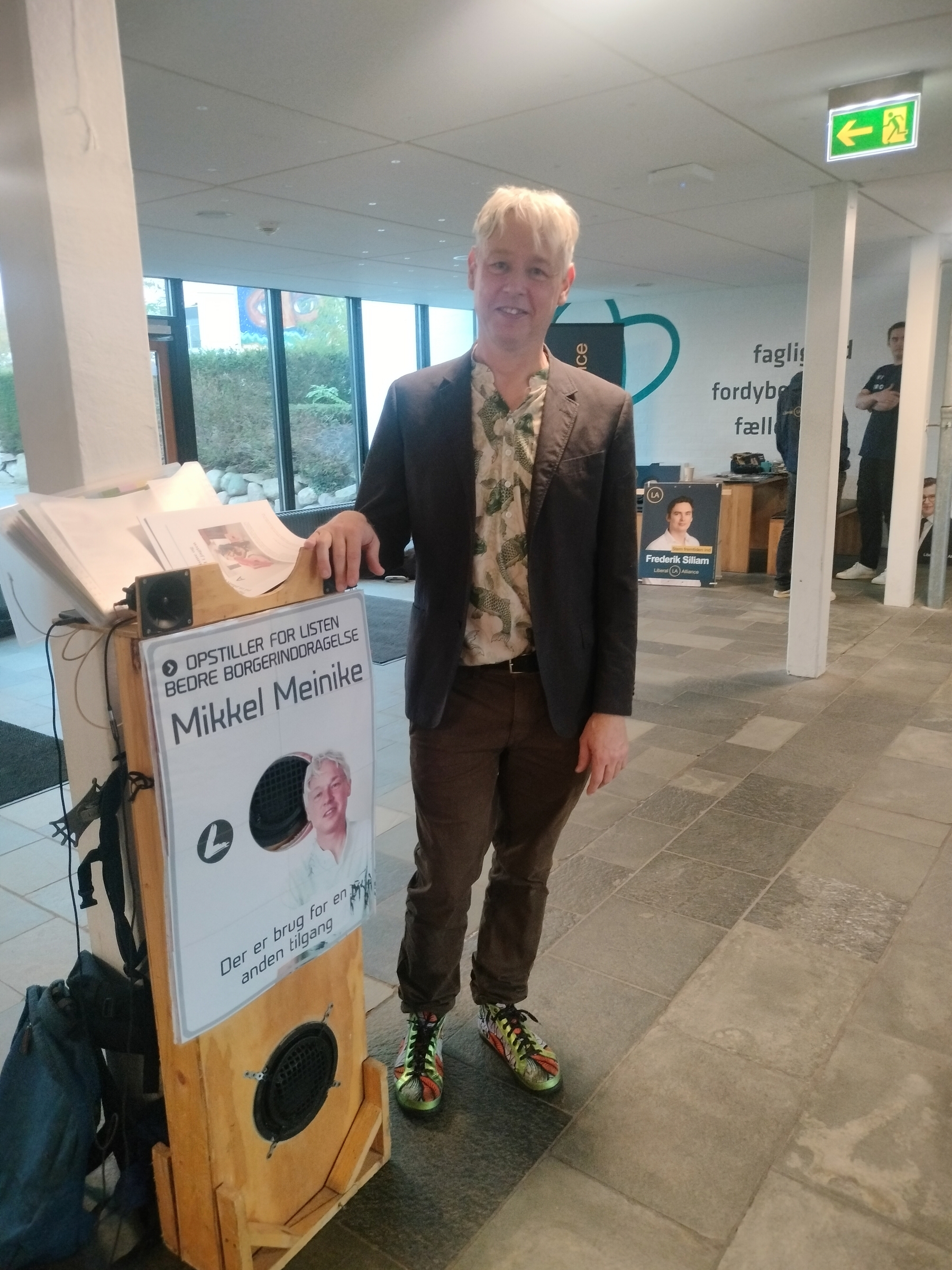 Mikkel Meinike med højtaler på Gladsaxe gymnasium.