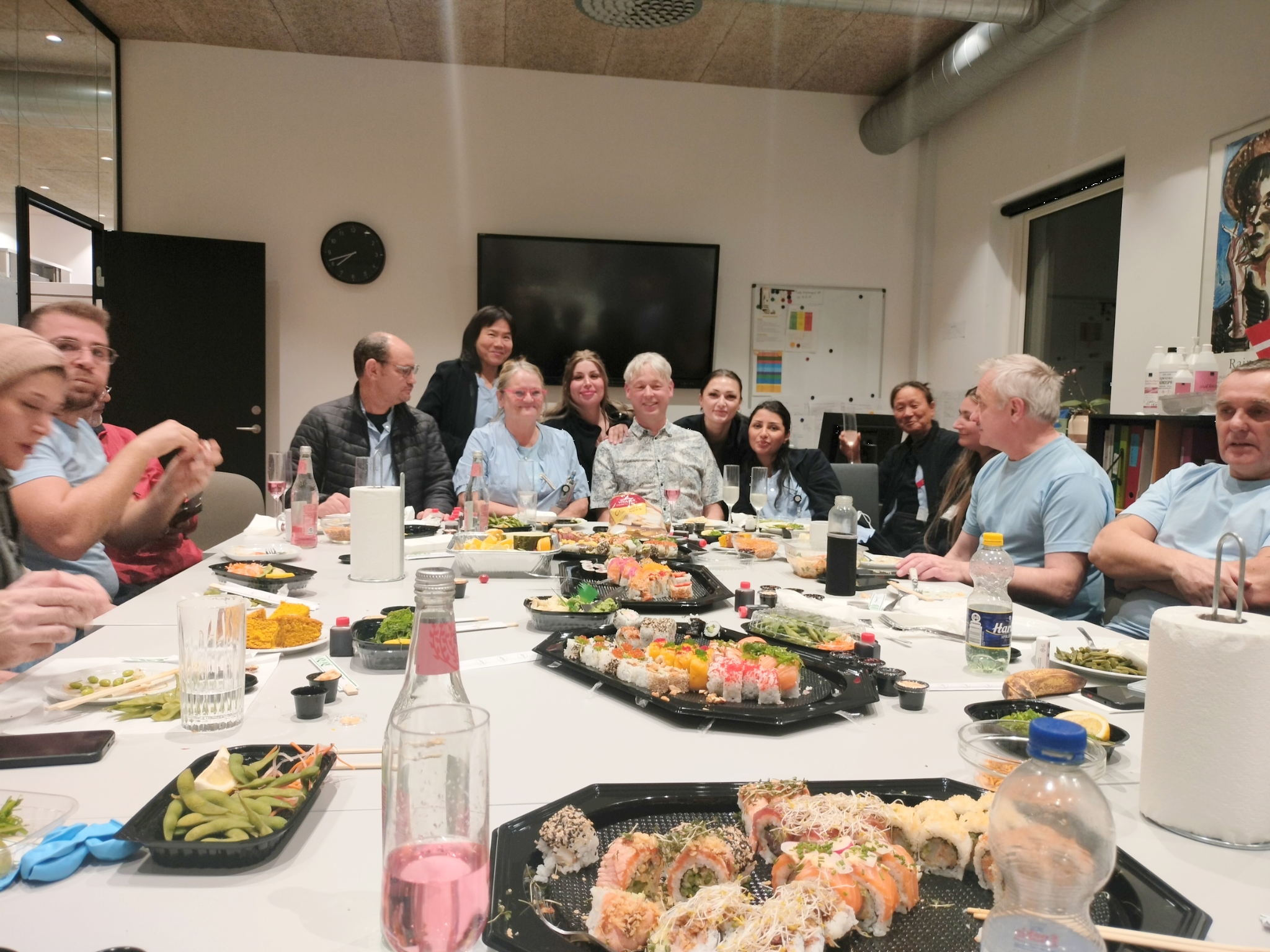 Mikkel Meinike på valgaftenen holder valgfest med kollegerne i Hjemmeplejen